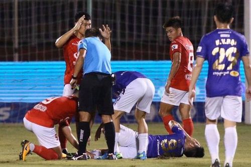 Hà Nội FC thắng trận thứ ba liên tiếp trong ngày Hùng Dũng dính chấn thương nặng