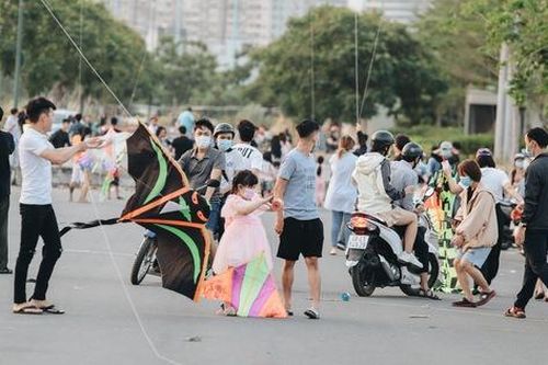 TP.HCM: Nhiều người đi đường liên tục bị dây diều cứa vào cổ, bị thương