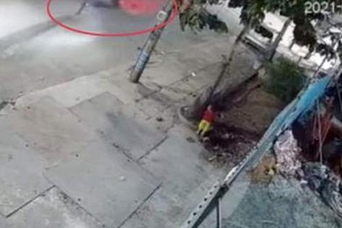 Em bé một mình chạy sang đường lúc nửa đêm bị xe máy tông trực diện, toàn cảnh sự việc khiến phụ huynh rụng rời
