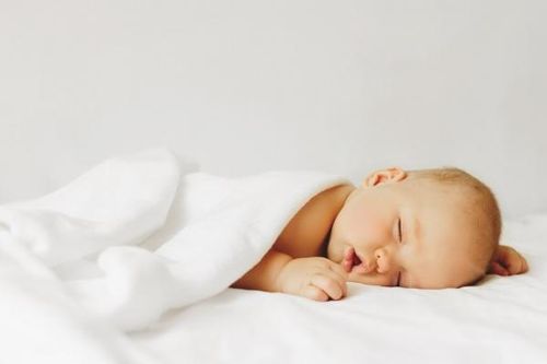 Ôm trẻ sơ sinh ngủ - Mẹ đã thuộc lòng 15 quy tắc này chưa?