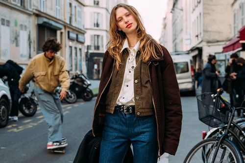 Mặc gì để vừa hợp dáng vừa trendy nhất năm nay? Chọn liền quần denim ống rộng!