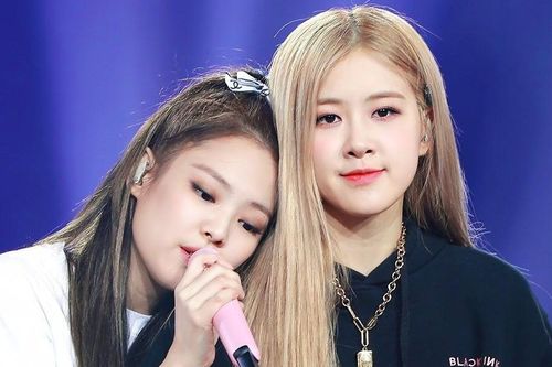 Rosé và Jennie khi chơi với idol nhóm khác đều có chung cách hành xử tinh tế này