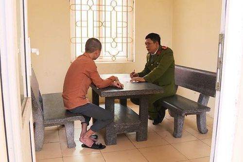 Giấu camera trong nhà nghỉ, quay lén các cặp đôi đang ân ái để tống tiền
