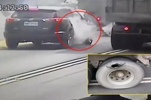 Xe ô tô tải đang đi thì nổ lốp, khiến chiếc xe bên cạnh cũng 'vạ lây'