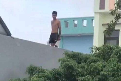 Quảng Ngãi: Nghe tiếng la hét trên nóc nhà, phát hiện thanh niên ngáo đá