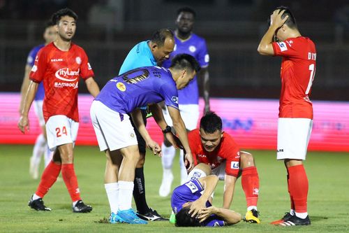 Hùng Dũng gãy chân và nỗi ám ảnh những pha bóng thô bạo