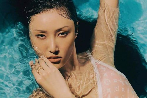 Hwasa gợi cảm khi mặc đồ bơi Louis Vuitton