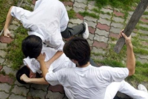 Mâu thuẫn giữa hai nhóm học sinh, một người bị chém tử vong