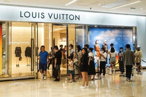 Vì sao người dân Trung Quốc xếp hàng mua đồ hiệu như đi chợ?