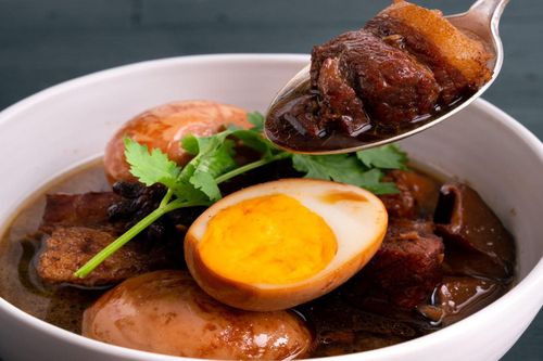 Biến tấu thịt ba chỉ kho trứng kiểu Thái cho bữa tối