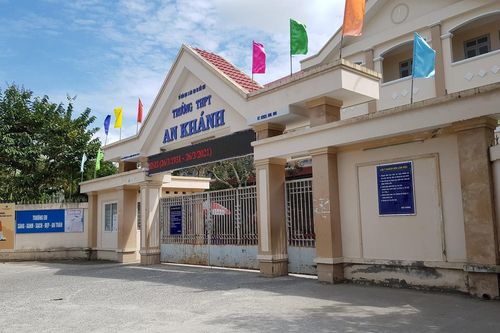 Nam sinh nôn ói do nhóm bạn cho chất lạ vào miệng