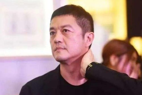 Lý Á Bằng ở bên bạn gái sau khi thua kiện