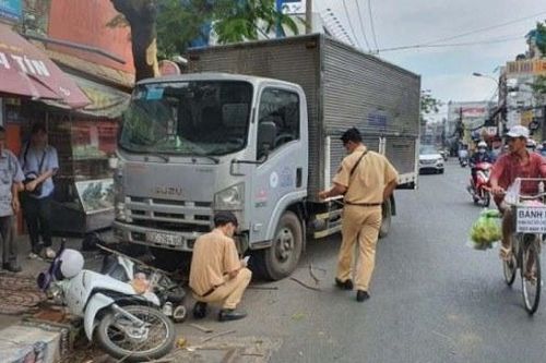 Tai nạn giao thông mới nhất hôm nay 24/3: Xe tải tông ô tô, rồi húc văng xe máy, cô gái đứng mua bánh mỳ nhập viện
