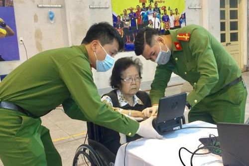 Hà Nội với 'chiến dịch thần tốc' làm căn cước công dân