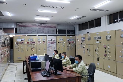 Tìm hướng giải tỏa áp lực lưới điện truyền tải
