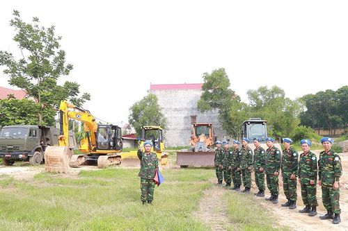 Bộ đội công binh thi đua học tập và làm theo Bác