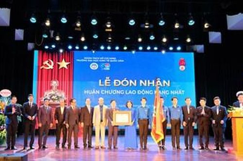 Trường Đại học Kinh tế Quốc dân đón nhận Huân chương Lao động hạng Nhất