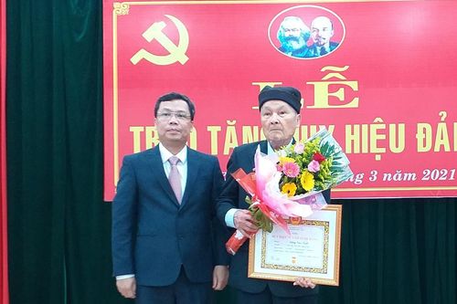 Quận ủy Thanh Khê trao Huy hiệu Đảng cho đảng viên đủ tiêu chuẩn
