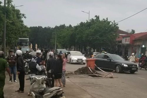 Huế: Rơi xuống hố ga giữa đường, một phụ nữ đi xe máy bất tỉnh
