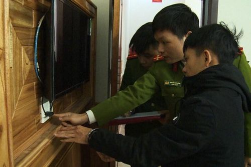 Bắt đối tượng lắp camera giấu kín quay lén cặp đôi trong nhà nghỉ để tống tiền