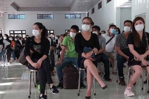 Hơn 200 công dân về từ Malaysia được trao giấy chứng nhận hoàn thành cách ly
