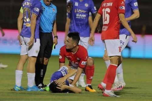 Đá thô bạo gây chấn thương Hùng Dũng, Hoàng Thịnh bị cộng đồng mạng 'tẩy chay'