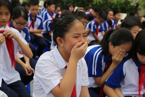 Học sinh tự tử: Áp lực đến từ gia đình, thầy cô?