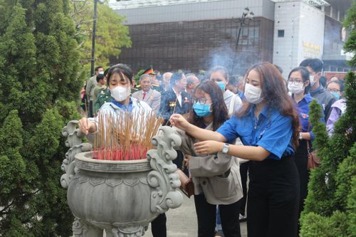 Tuổi trẻ Đà Nẵng với hành trình về nguồn 'Vang mãi bản hùng ca'