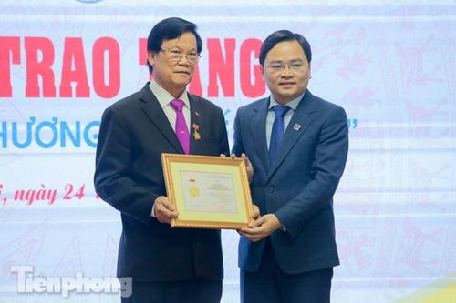 Trao Kỷ niệm chương 'Vì thế hệ trẻ' cho đồng chí Hà Ban