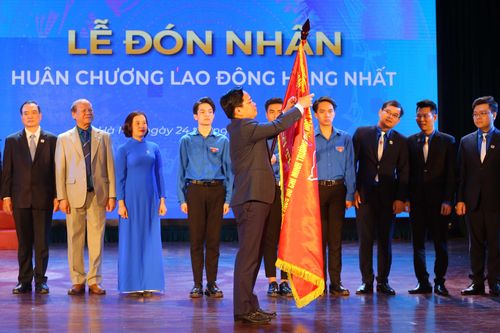 Đoàn trường ĐH Kinh tế Quốc dân nhận Huân chương Lao động hạng Nhất