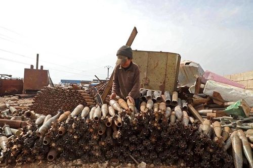 Trẻ em Syria thu lượm vỏ tên lửa, bom chưa nổ mưu sinh qua ngày