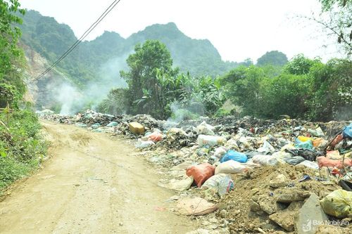 Bãi rác bốc khói nghi ngút sát ngay nghĩa trang huyện Quỳ Châu