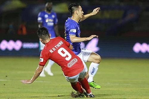 Cận cảnh pha vào bóng của Hoàng Thịnh khiến Hùng Dũng chấn thương nặng