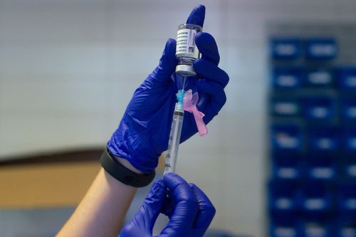 Khuyến khích các doanh nghiệp nhập khẩu vaccine phòng COVID-19