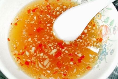 Chỉ cách pha nước mắm tỏi ớt ngon tuyệt cú mèo, ăn 1 lần sẽ nhớ mãi