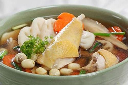 Mẹ trổ tài nấu canh nấm hạt sen, giàu dinh dưỡng, giải nhiệt mùa hè hiệu quả