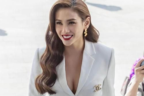 Võ Hoàng Yến khoe khéo vẻ quyến rũ
