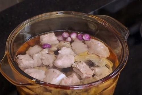 Hầm xương đừng vội thả ngay vào nồi, cứ làm theo cách này nước hầm trong vắt lại tăng gấp đôi chất bổ