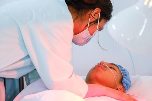 Vợ Hùng Dũng tê tái nhìn chồng hôn mê sau cuộc phẫu thuật