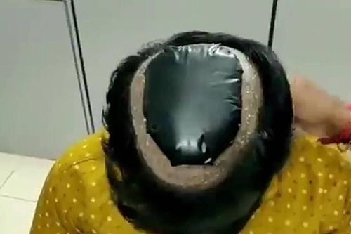Clip kẻ buôn lậu giấu vàng và tiền dưới tóc giả một cách tinh vi