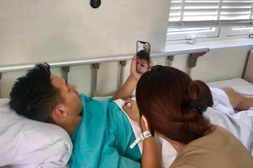 Hùng Dũng gọi video ngắm con trai trước khi vào phòng mổ