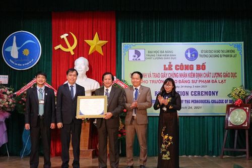 Nhận Giấy chứng nhận đạt chuẩn kiểm định chất lượng giáo dục