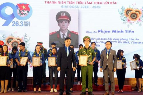 Tuyên dương thanh niên điển hình tiên tiến