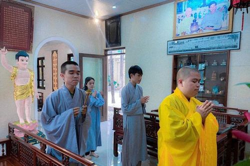 Các Phật tử trẻ tham gia khóa tu cuối tuần tại chùa Vạn Đức