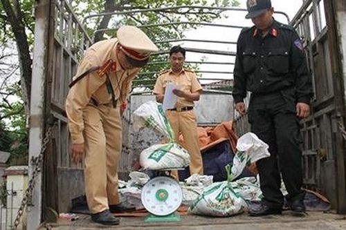 Phát hiện xe tải vận chuyển hơn 1.100 kg quặng lậu