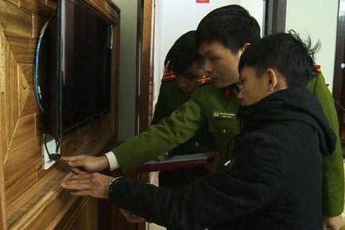 Nhóm đối tượng chuyên quay lén các cặp đôi trong nhà nghỉ để tống tiền