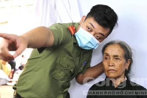 Công an huyện vùng cao đến tận nơi cấp CCCD cho đồng bào