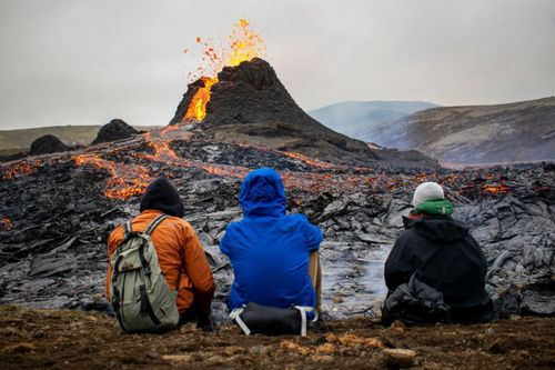 Kỳ thú cảnh du khách nấu nướng trên dung nham núi lửa ở Iceland
