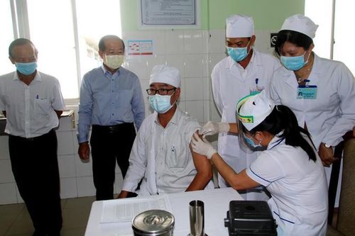 Đồng Tháp bắt đầu tiêm vaccine AstraZeneca