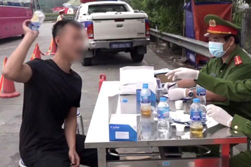 Tài xế vứt mẫu thử, giật giấy phép lái xe khi test nhanh dương tính với ma túy
